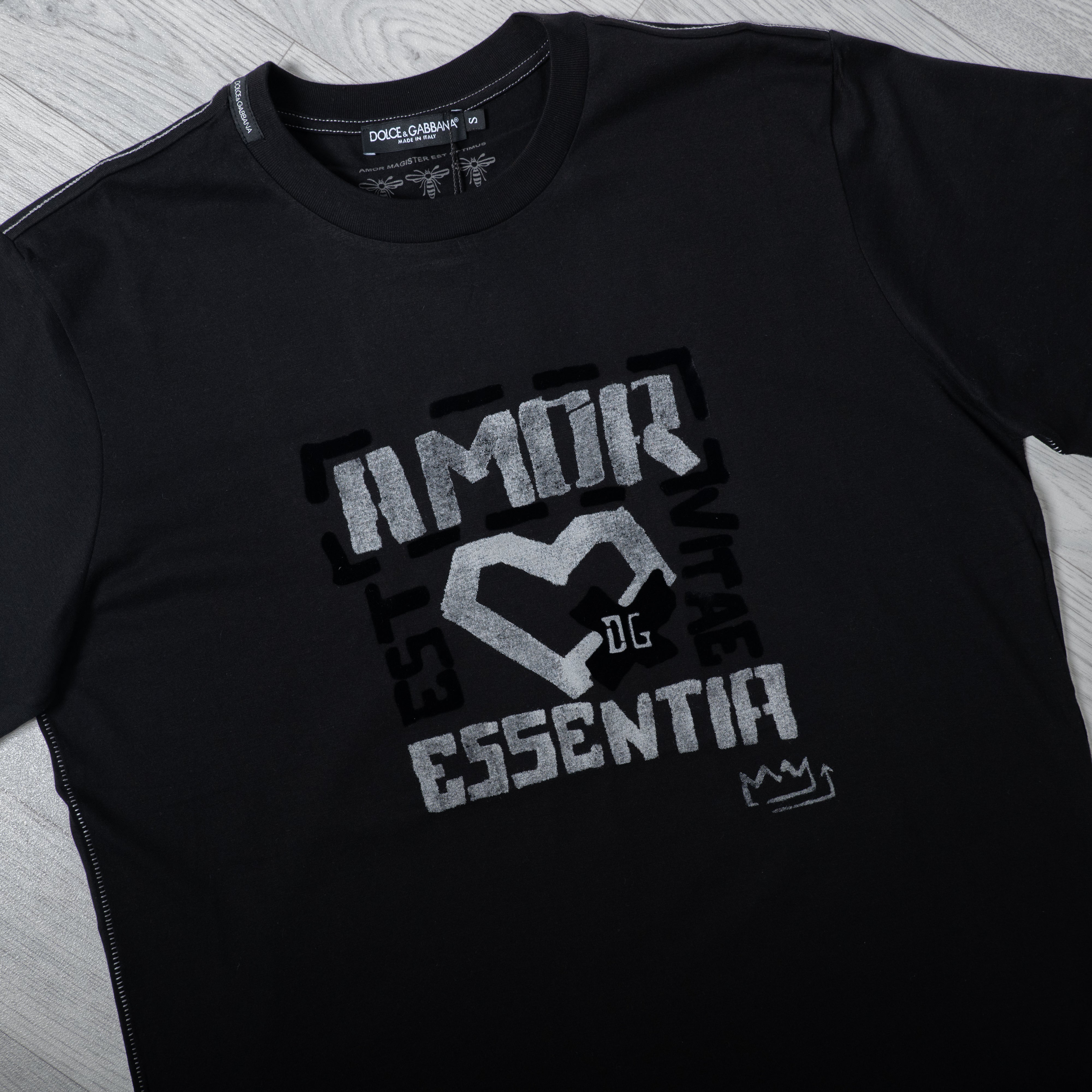 Black Amor Essentia T-Shirt.